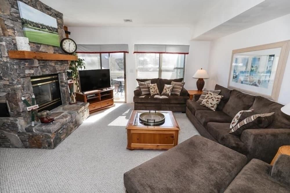 Seven Springs Stonegate 2 Bedroom Deluxe Condo, Ski-In/Out, Sleeps 8! by RedAwning - Save 10% on 3 Nights, 15% on 5 Nights!