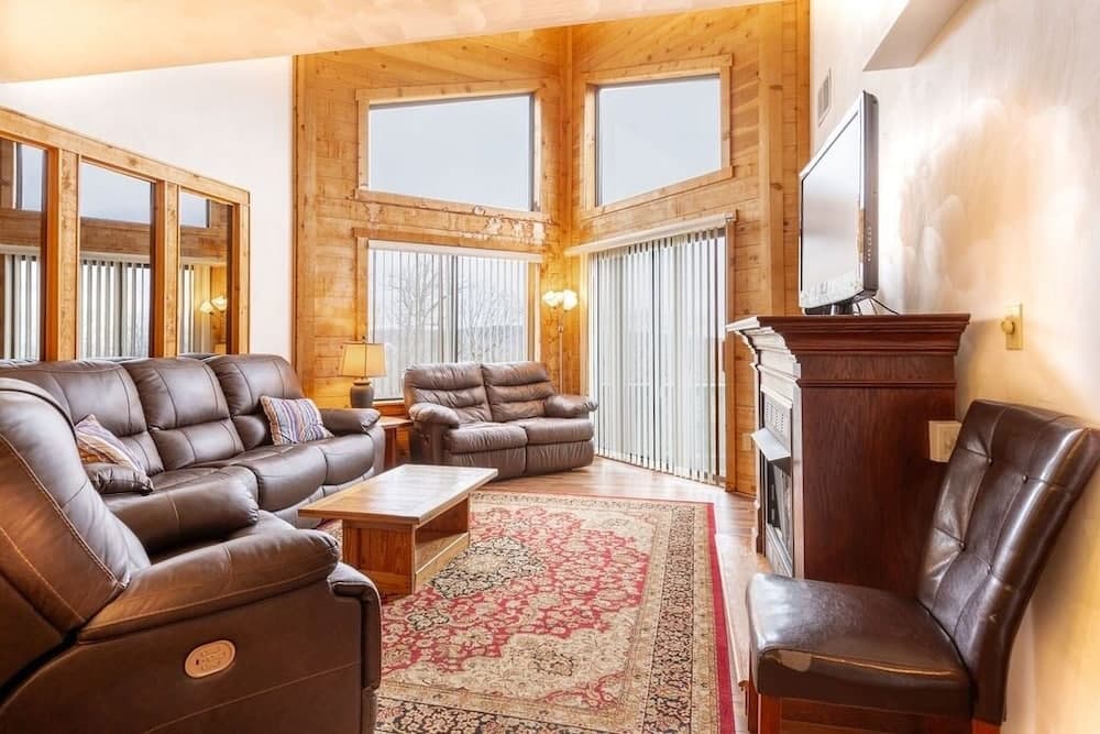 Seven Springs Stoneridge 3 BR + Loft Standard Condo, Pet Friendly! by RedAwning - Save 10% on 3 Nights, 15% on 5 Nights!