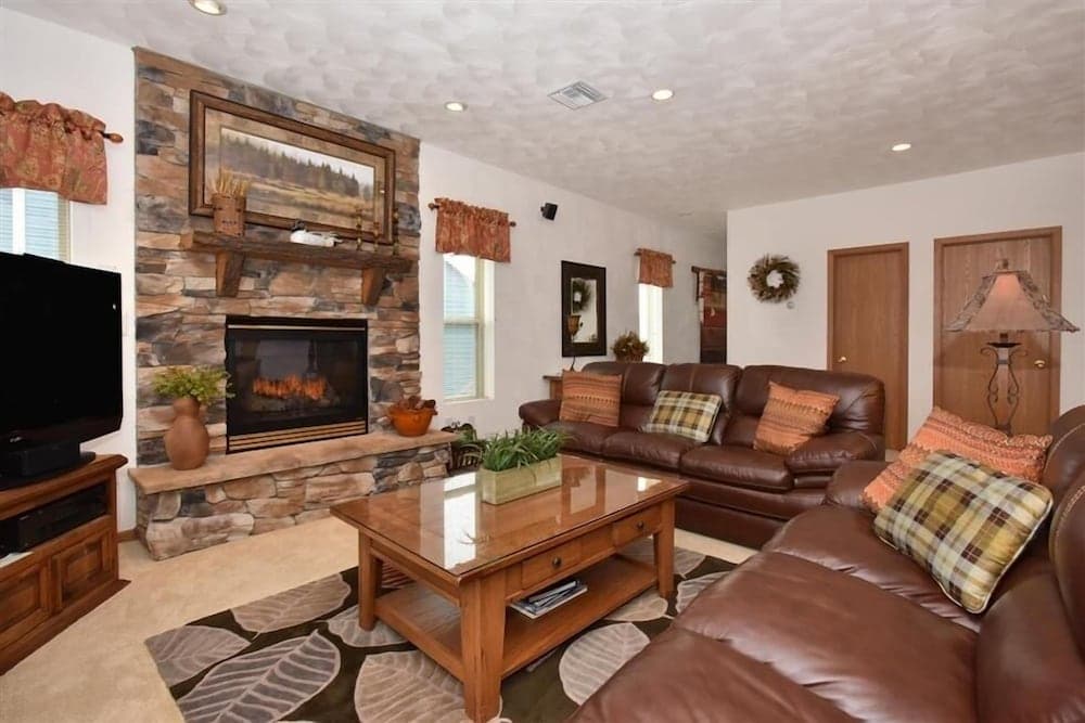 Seven Springs 4 BR Premium Condo, Mountain Views! by RedAwning - Save 10% on 3 Nights, 15% on 5 Nights!