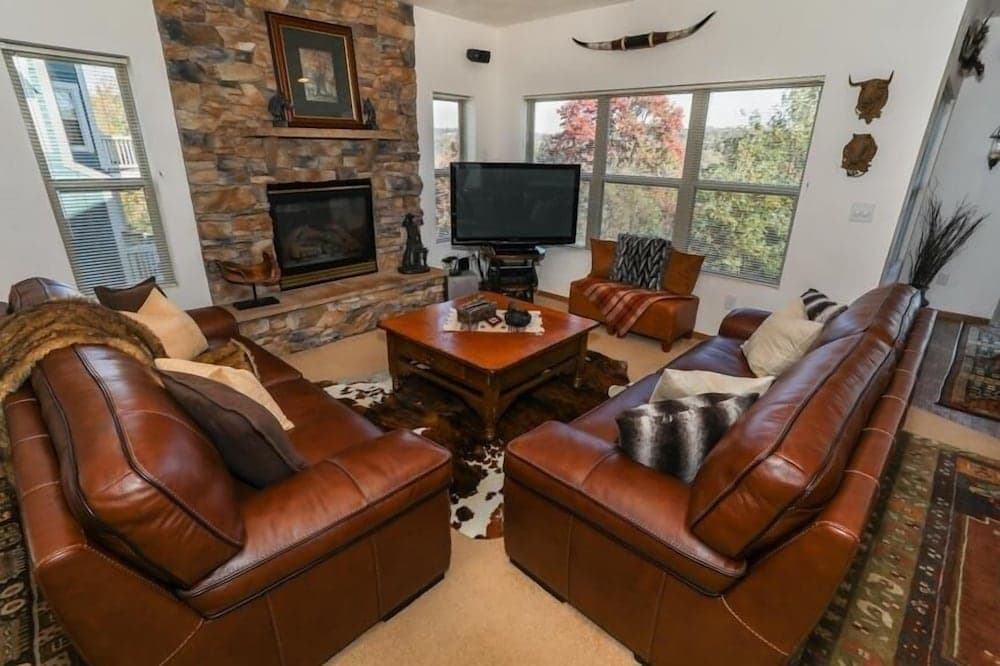 Seven Springs 4 BR Premium Condo, Mountain Views! by RedAwning - Save 10% on 3 Nights, 15% on 5 Nights!