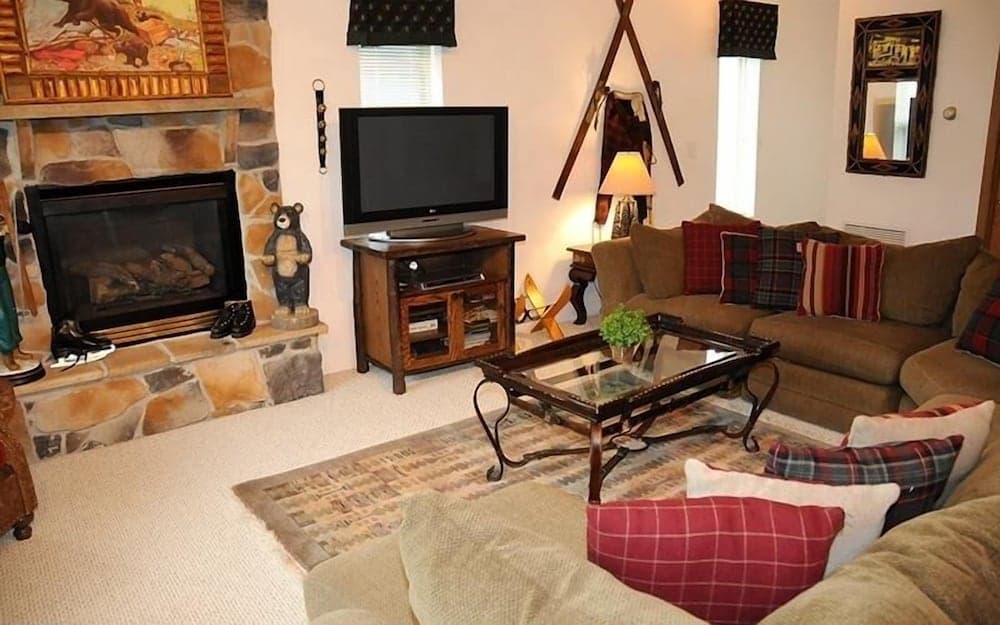 Seven Springs 4 BR Premium Condo, Deck with Views by RedAwning - Save 10% on 3 Nights, 15% on 5 Nights!