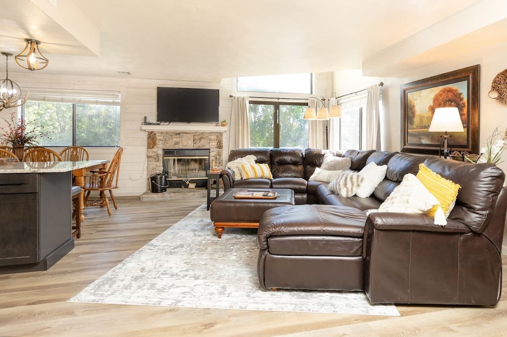 Seven Springs Meadowridge 3 Bedroom Premier Condo - Sleeps 10, Pet Friendly! by RedAwning - Save 10% on 3 Nights, 15% on 5 Nights!