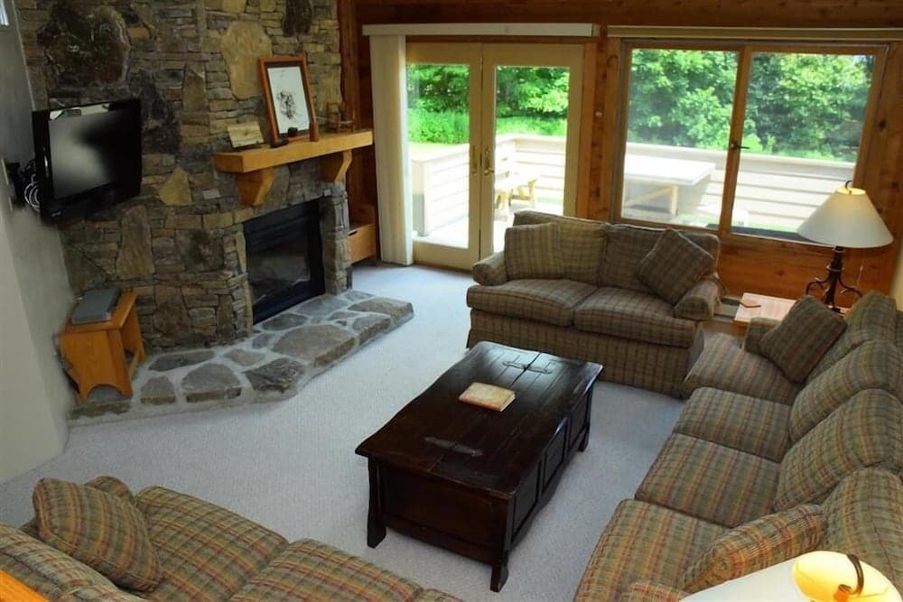 Seven Springs Sunridge 2 Bedroom Deluxe Condo, Ski-In/Out! by RedAwning - Save 10% on 3 Nights, 15% on 5 Nights!