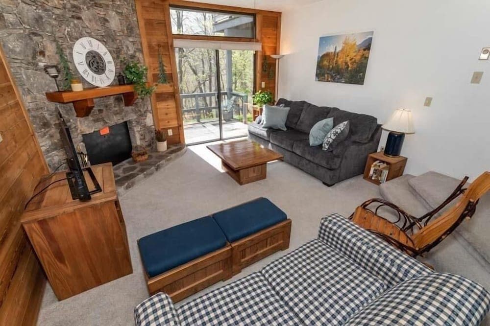 Seven Springs 1 BR Deluxe Condo, Mountain Views! by RedAwning - Save 10% on 3 Nights, 15% on 5 Nights!