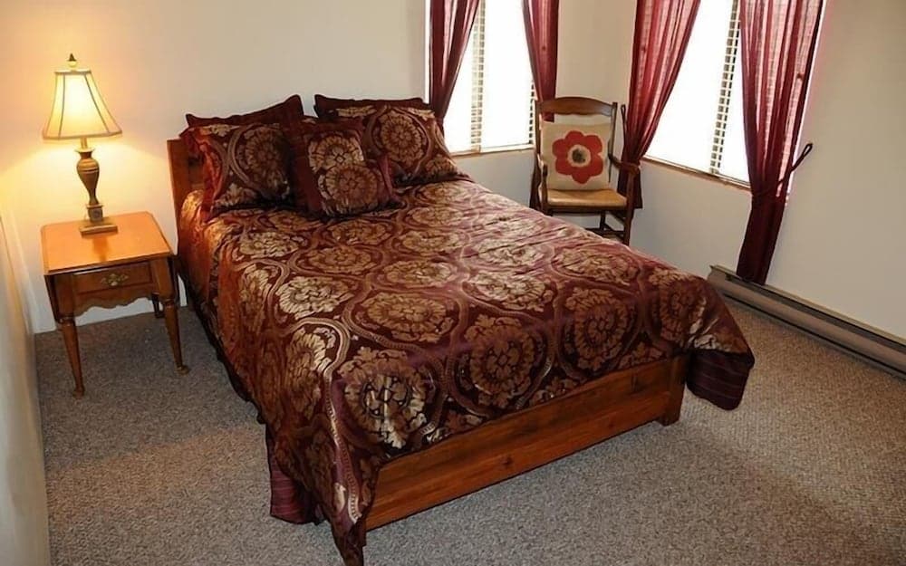 Seven Springs Swiss Mountain 1 Bedroom Standard Condo by RedAwning - Save 10% on 3 Nights, 15% on 5 Nights!