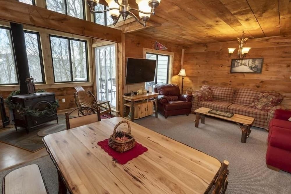 Seven Springs 3 BR Deluxe Condo, Near Golf Course by RedAwning - Save 10% on 3 Nights, 15% on 5 Nights!