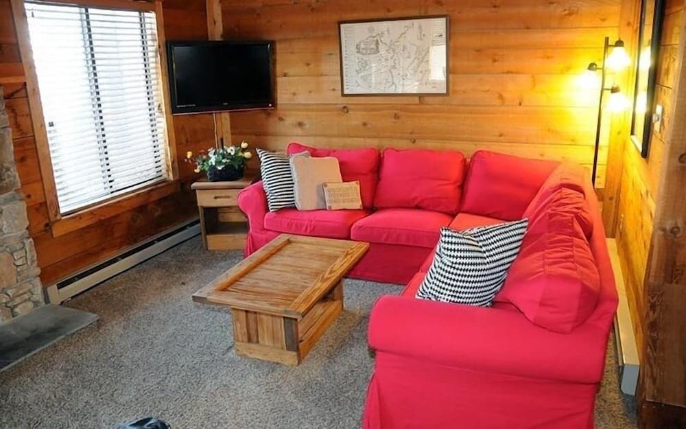 Seven Springs Swiss Mountain 3 BR Condo, Sleeps 8! by RedAwning - Save 10% on 3 Nights, 15% on 5 Nights!