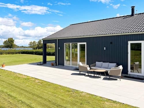 Stylish Lakeview Retreat-by Traum