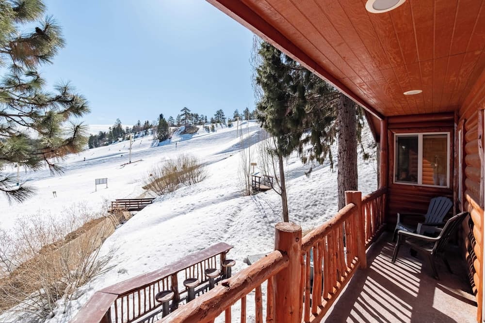Clover by Avantstay Gorgeous Ski In/ Ski Out Home w/ Game Room & Hot Tub!