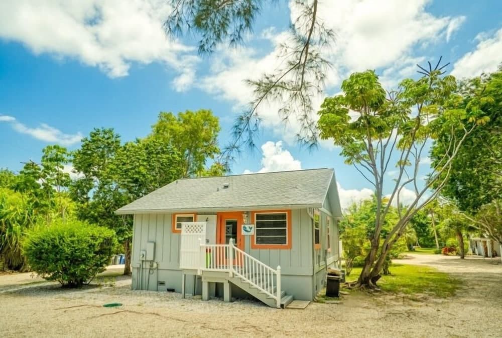 Baywatch Cabin 2 Bedroom Home by RedAwning