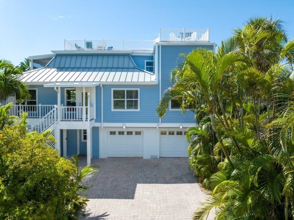 Murmond 5 Bedroom Home by RedAwning