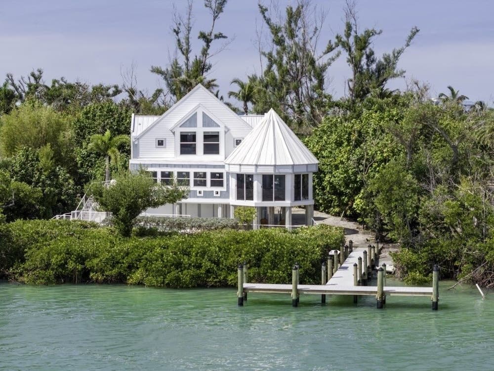Holley House 4 Bedroom Home by RedAwning