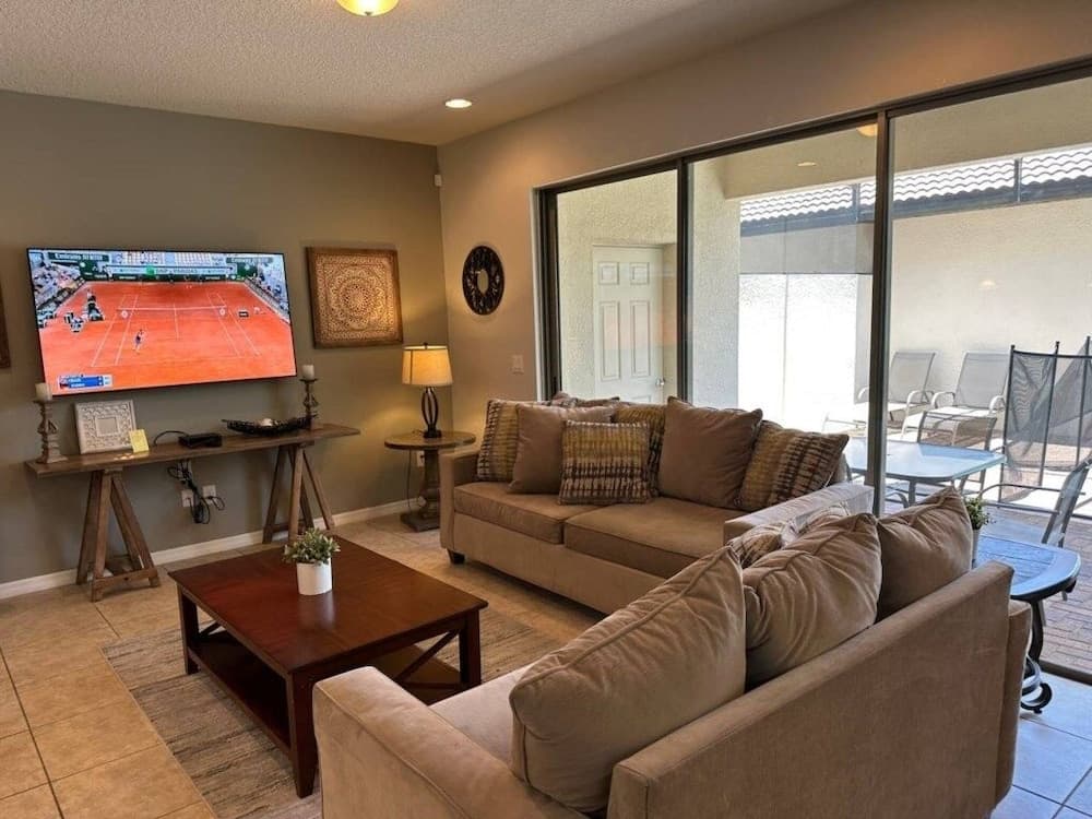 Lovely 5br Townhouse At Windsor At Westside 5 Bedroom Townhouse by RedAwning