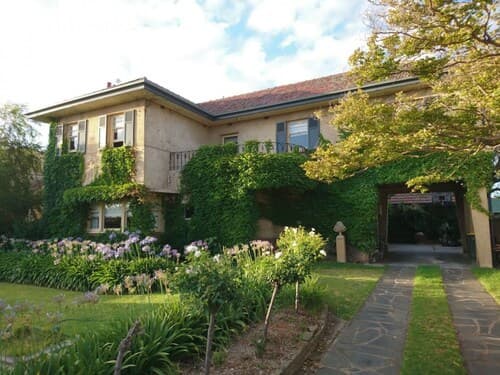 Beautiful 2 Story Manor Close to Beach and all