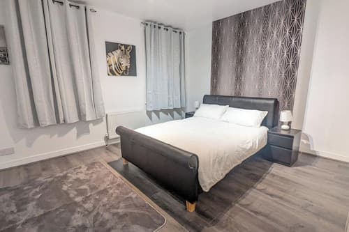 4-bedroom House Sleeps 8 - Free Parking - Garden
