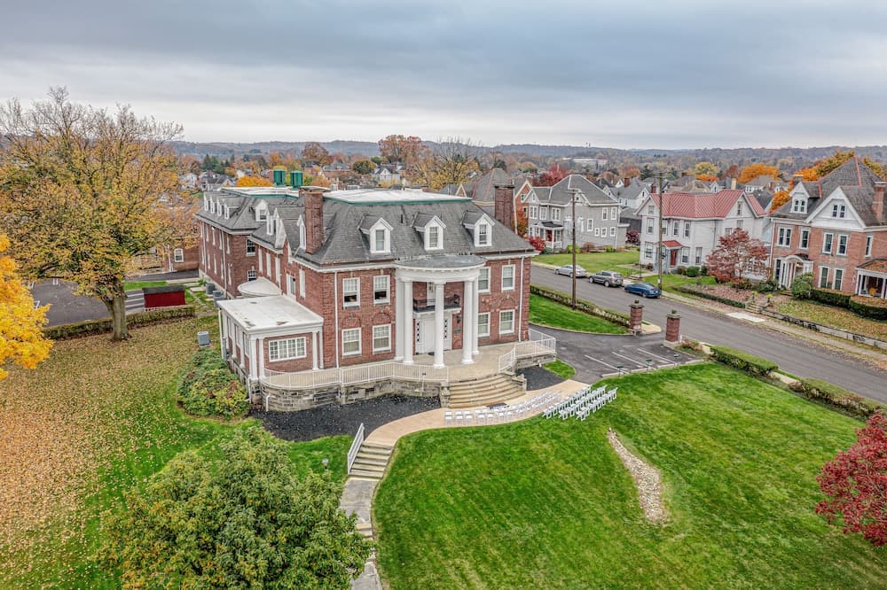 THE GRANDEUR ESTATE