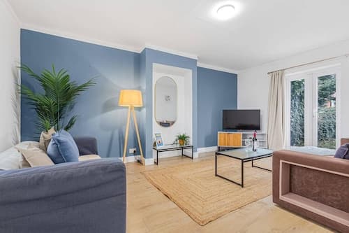 3 Bed House Sleeps 8 -near Heathrow -free Parking