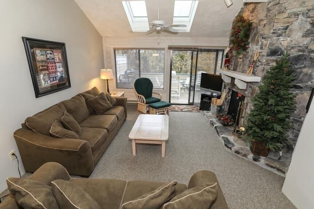 Seven Springs 2 BR Deluxe Condo with Mountain Views by RedAwning - Save 10% on 3 Nights, 15% on 5 Nights!