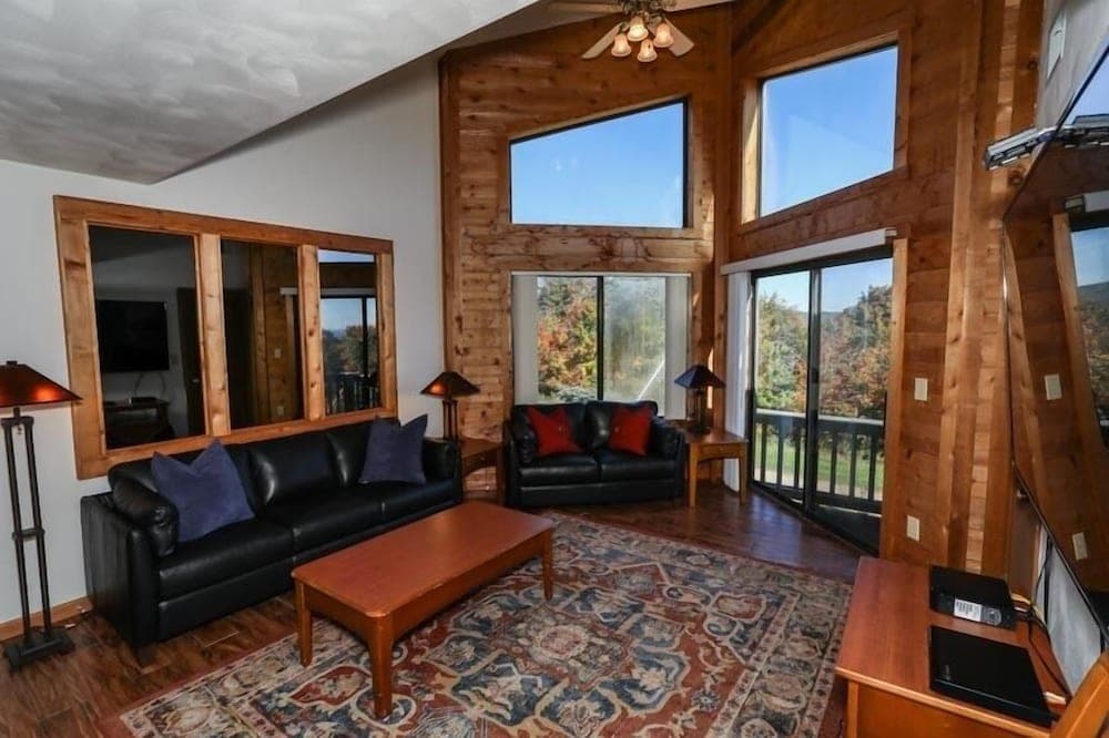 Seven Springs 3 BR + Loft Condo, Walk to Slopes! by RedAwning - Save 10% on 3 Nights, 15% on 5 Nights!