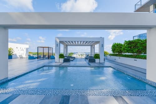 Poolside District Condo - We Host