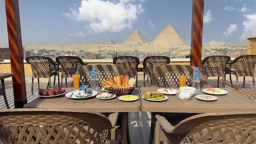Celia Pyramids View inn