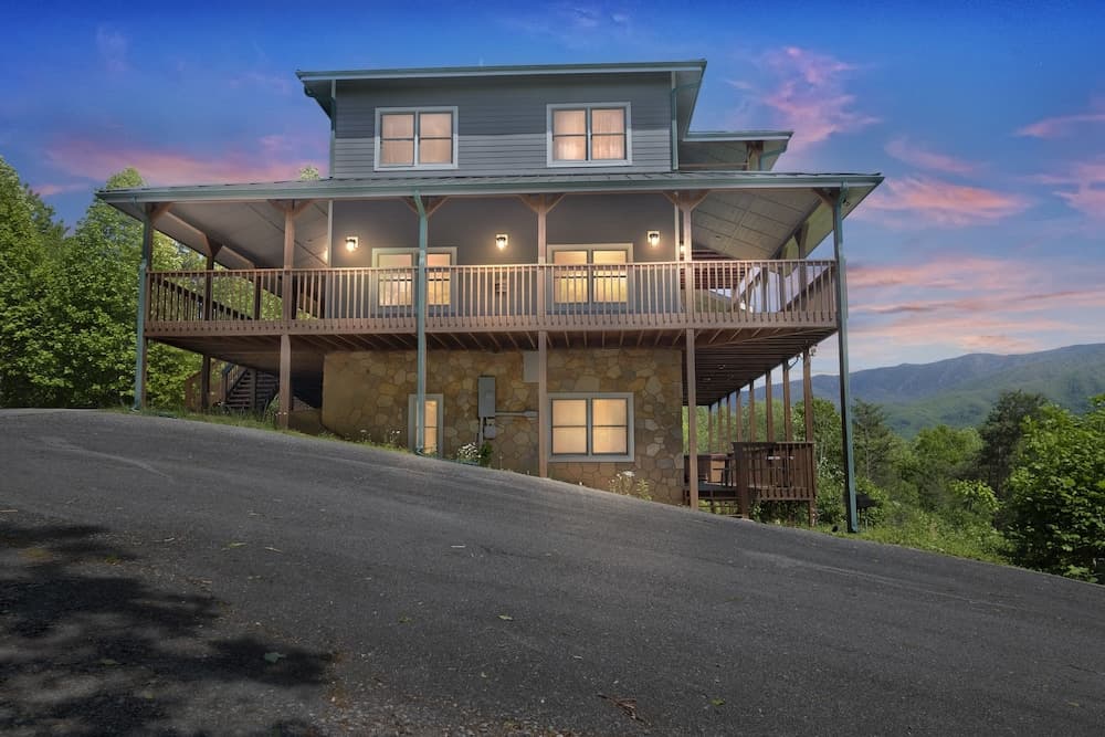 Heavenly Views - Amazing Mountain Views 8 Bedroom Cabin by Heavenly Views Resort