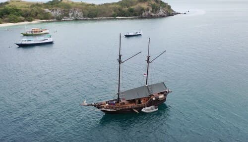 Komodo Pirate Boat - Phinisi Liveaboard