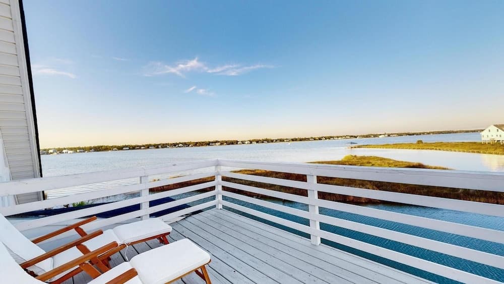 Fantastic Lagoon Views, Steps to the Beach