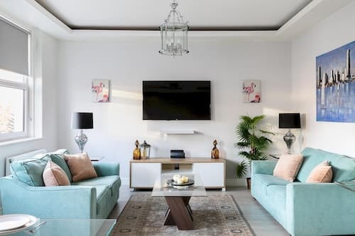 Stylish Modern 2-bedroom Apartment on Cromwell