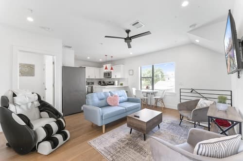 East Downtown 3BR Condo Free Parking Sleeps 7