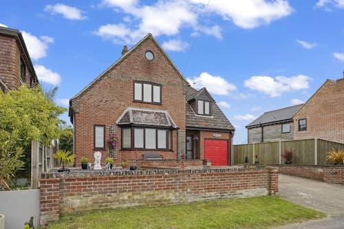 House - Sleeps 6 & Free Parking, Pets