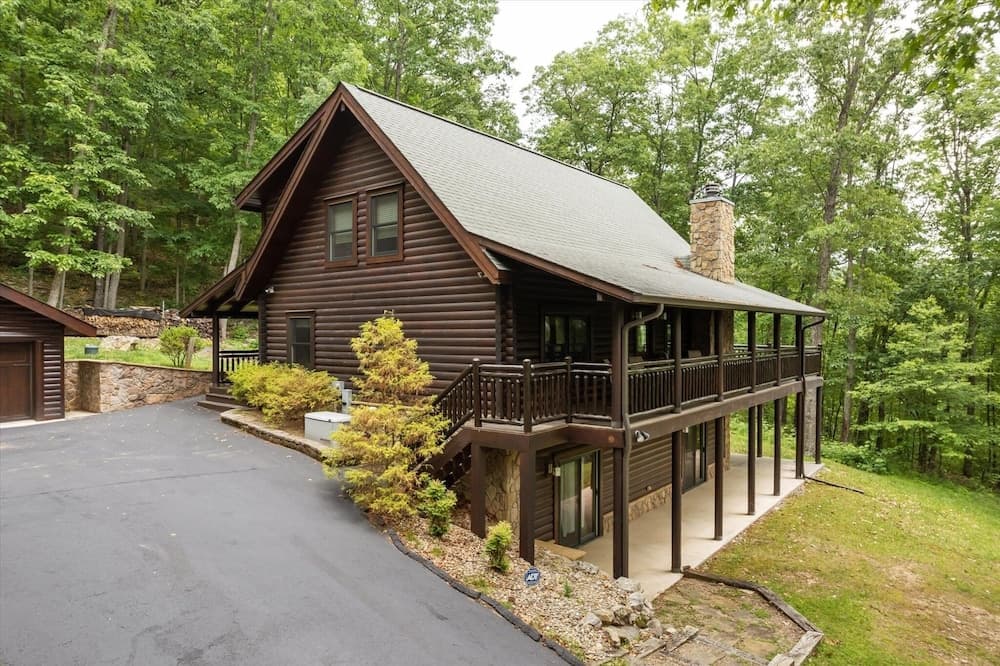Wolf Den 4 Bedroom Cabin by RedAwning