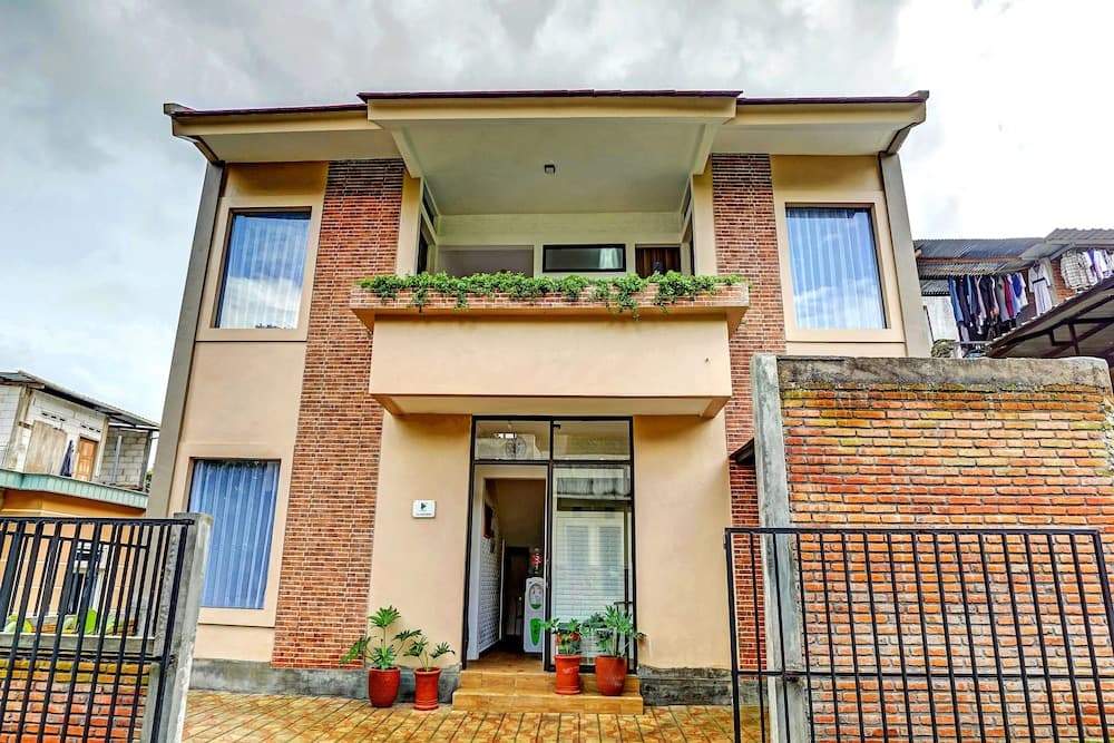 Super OYO 90828 Ara Guest House