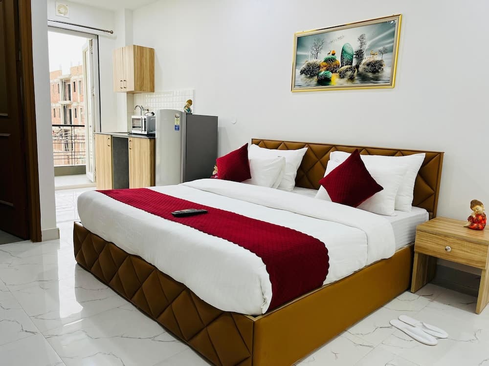 The Lodgers Luxury Studio Apartment In front of Artemis Hospital
