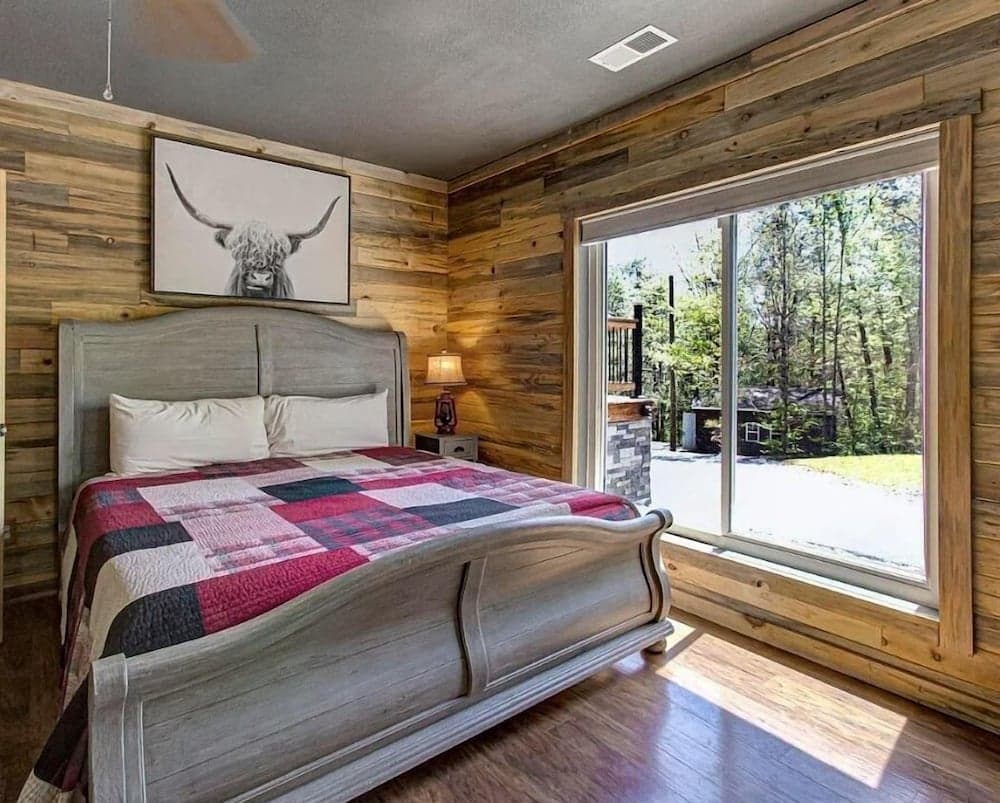 Rustic Hideaway 4 Bedroom Cabin by RedAwning