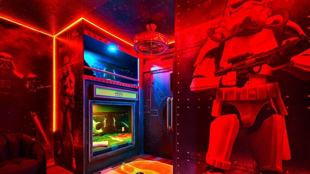 Themed Rooms & Pool in Quiet Neighborhood
