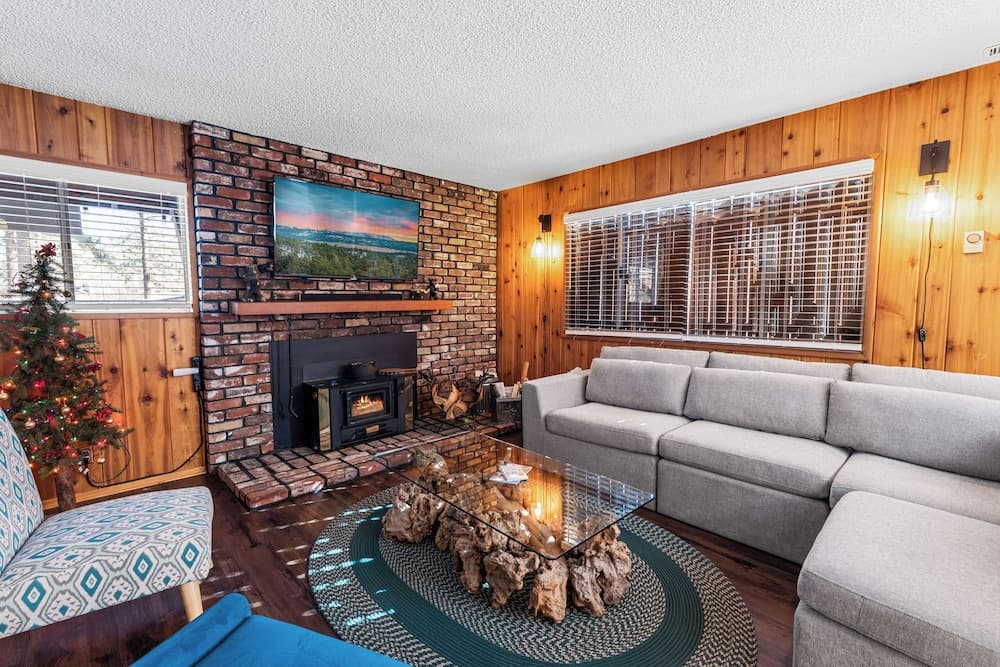 Knotty Hideaway
