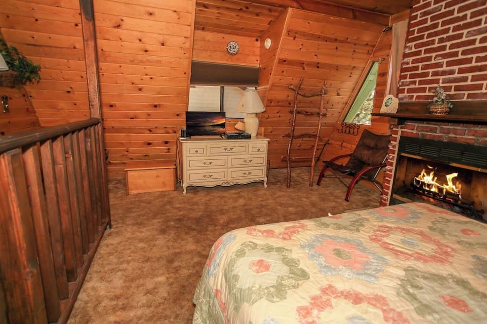 Fawnskin Lakeside Cabin