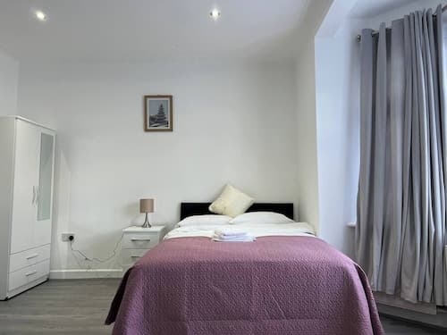 Remarkable 2-bed Apartment in Ilford, London