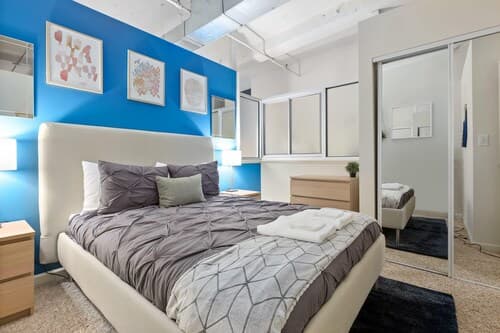 Hip & Vibrant 2 Bedroom Apartment with Parking & Wifi