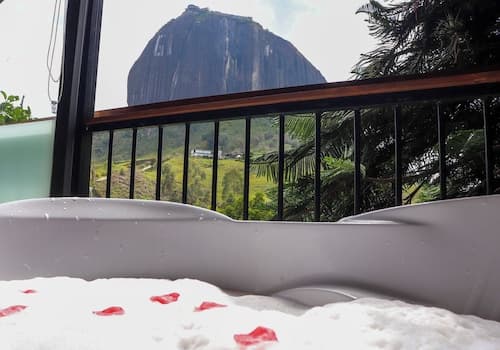 Lakeview Cabin with Jacuzzi in Guatapé