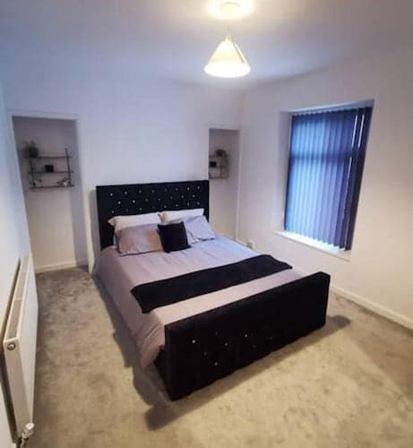 Charming 2-bed House in Swansea