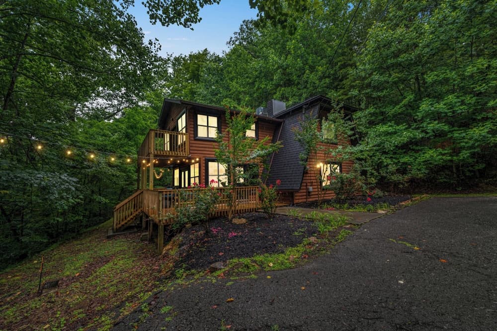 Sugar Bear Cabin with Hot Tub