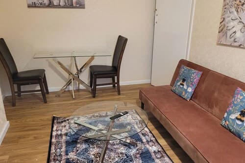Apartment - Sleeps 2 - Parking - Near Station