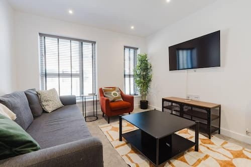 Watford - House - Sleeps 6 - Parking - Garden