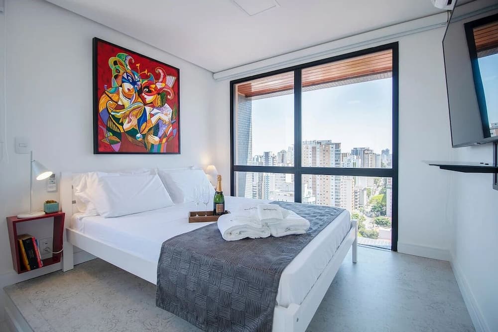 Duplex em Pinheiros com piscina e AC
