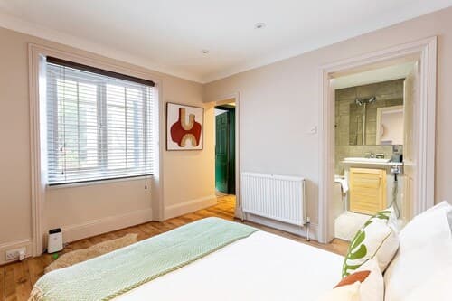 Chiswick Gem: Stylish 1-bed Flat for Modern Living