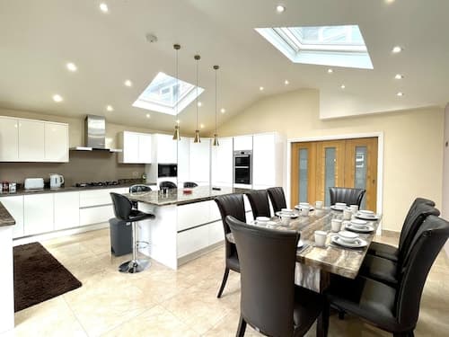 New Luxury Modern House Near Airport Free Parking