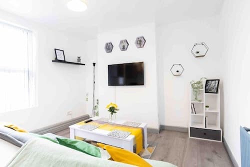 Cosy 3 Bed- Pet Friendly-free Parking-city Centre