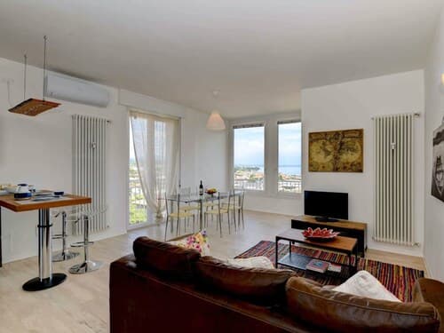 Immaculate 2-bed Apartment in Desenzano del Garda